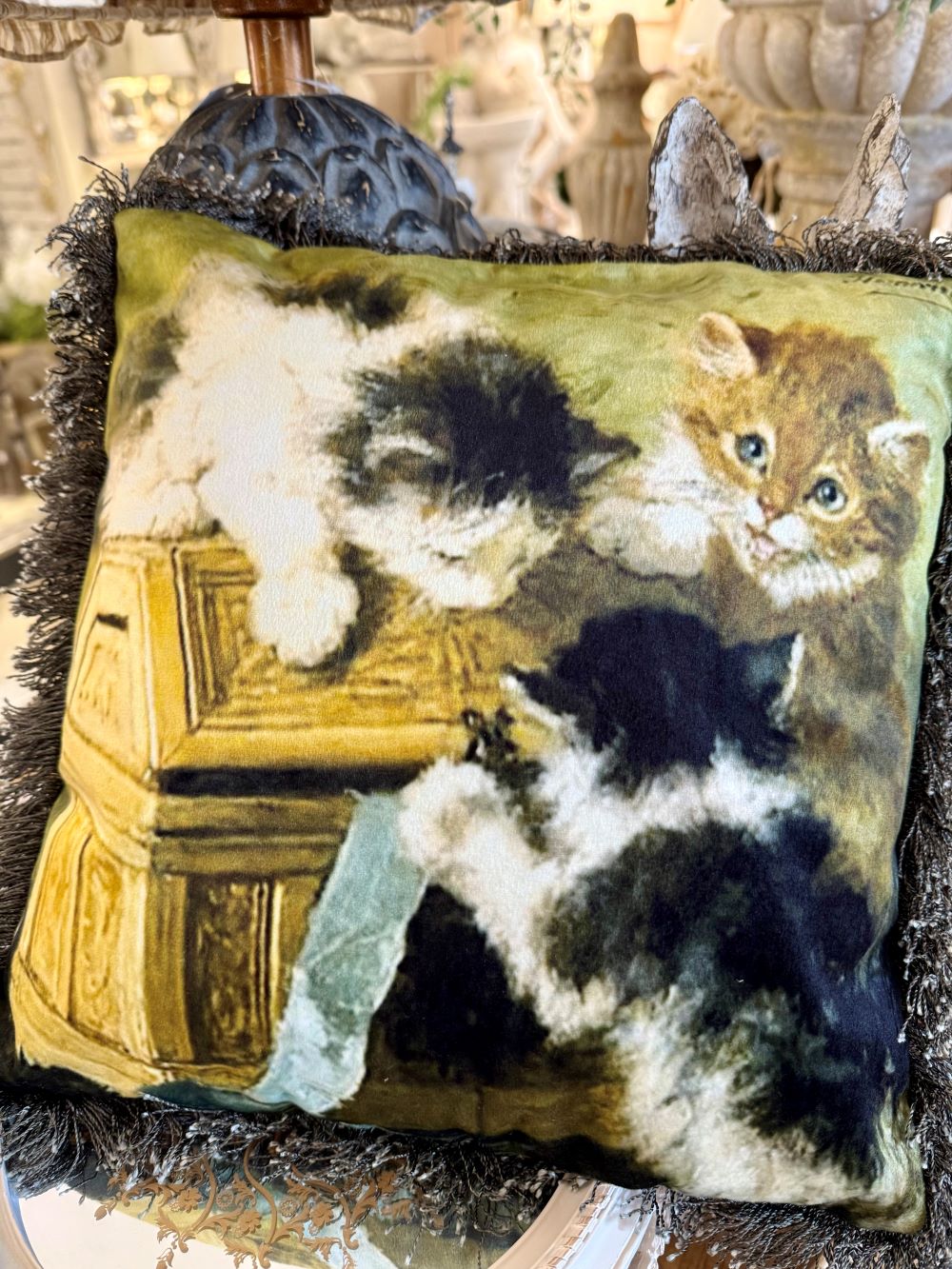 Coussin en velours Chatons de Blanc Mariclò, style shabby chic, couleurs beige et rouge, ambiance romantique et poétique