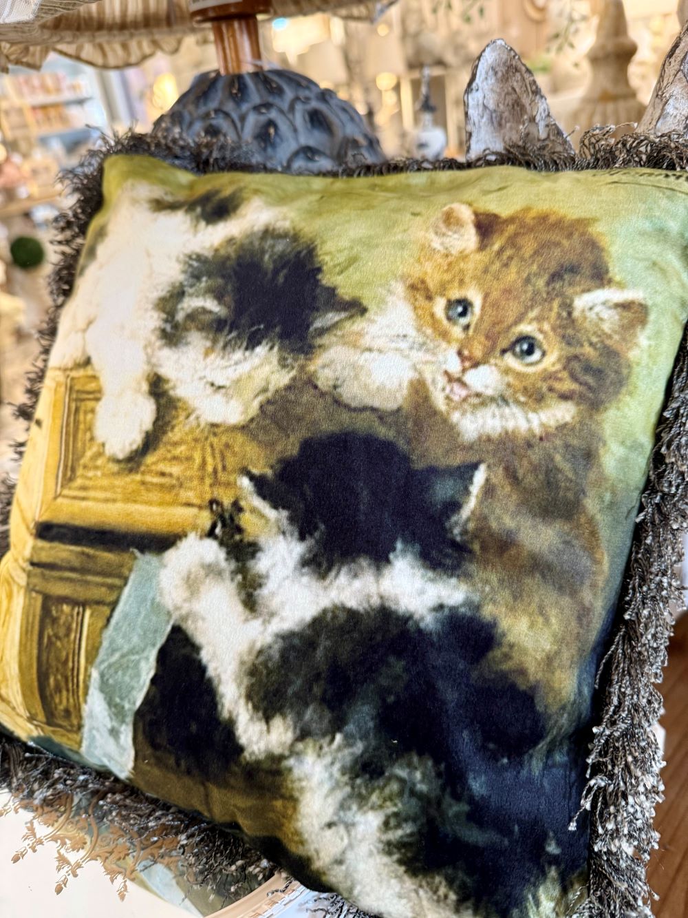 Coussin en velours Chatons de Blanc Mariclò, style shabby chic, couleurs beige et rouge, ambiance romantique et poétique