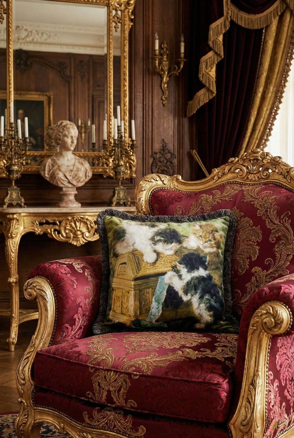 Coussin en velours Chatons de Blanc Mariclò, style shabby chic, couleurs beige et rouge, ambiance romantique et poétique