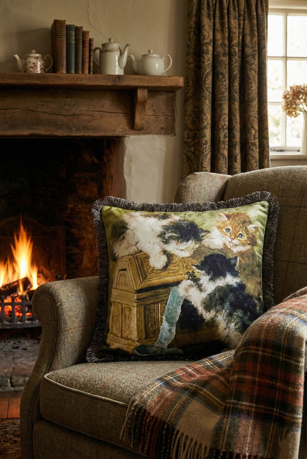 Coussin en velours Chatons de Blanc Mariclò, style shabby chic, couleurs beige et rouge, ambiance romantique et poétique