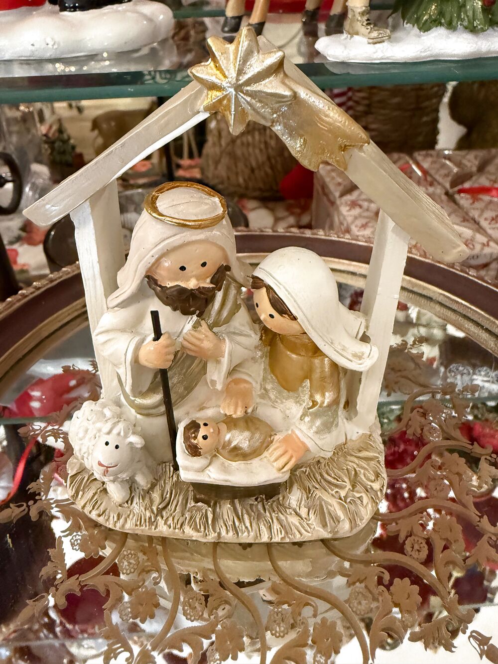 Détail de la crèche de Noël crème et dorée, Sainte Famille, Enfant Jésus et mouton sous l’étoile.