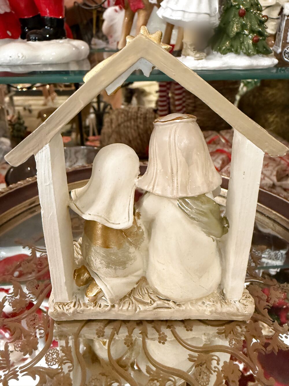 Vue arrière de la petite crèche de Noël crème et dorée et de son abri étoilé.