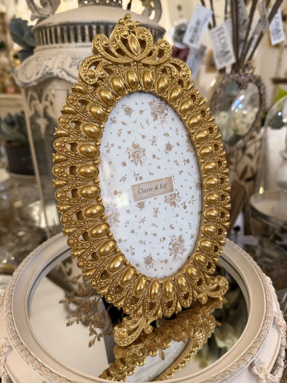 Cadre photo ovale rococo doré, décor mural élégant au style baroque romantique, décoration de charme chic pour intérieur raffiné
