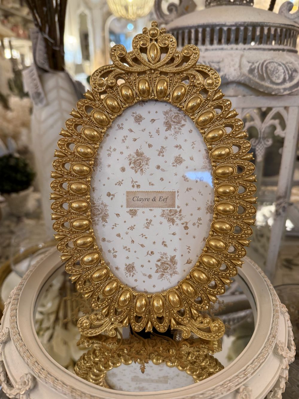 Cadre photo ovale rococo doré, décor mural élégant au style baroque romantique, décoration de charme chic pour intérieur raffiné