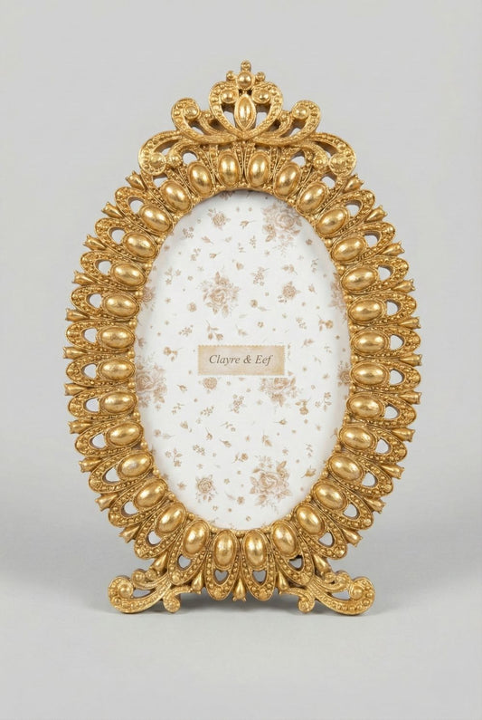 Cadre photo ovale rococo doré, décor mural élégant au style baroque romantique, décoration de charme chic pour intérieur raffiné