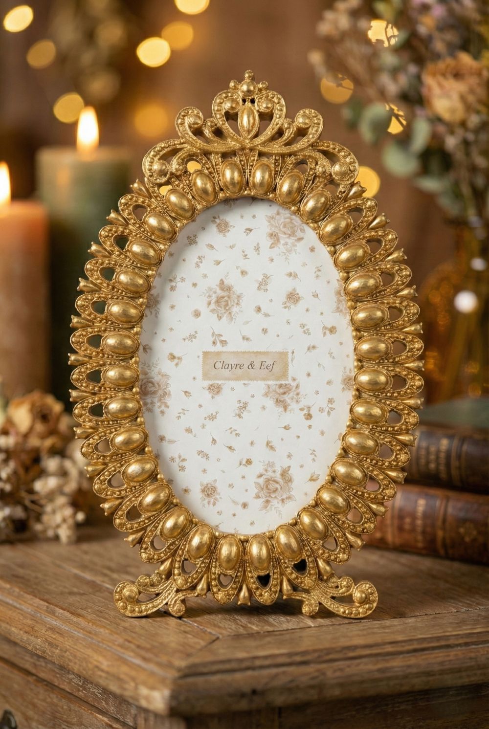 Cadre photo ovale rococo doré, décor mural élégant au style baroque romantique, décoration de charme chic pour intérieur raffiné