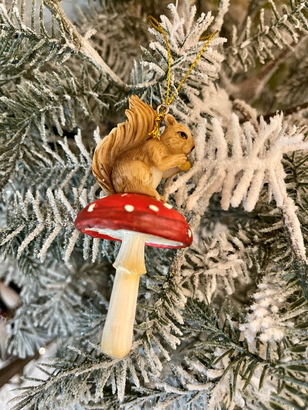 Décoration de Noël avec écureuil et champignon, figurine décorative aux tons naturels rouge et marron, style féérique et poétique pour décoration hivernale