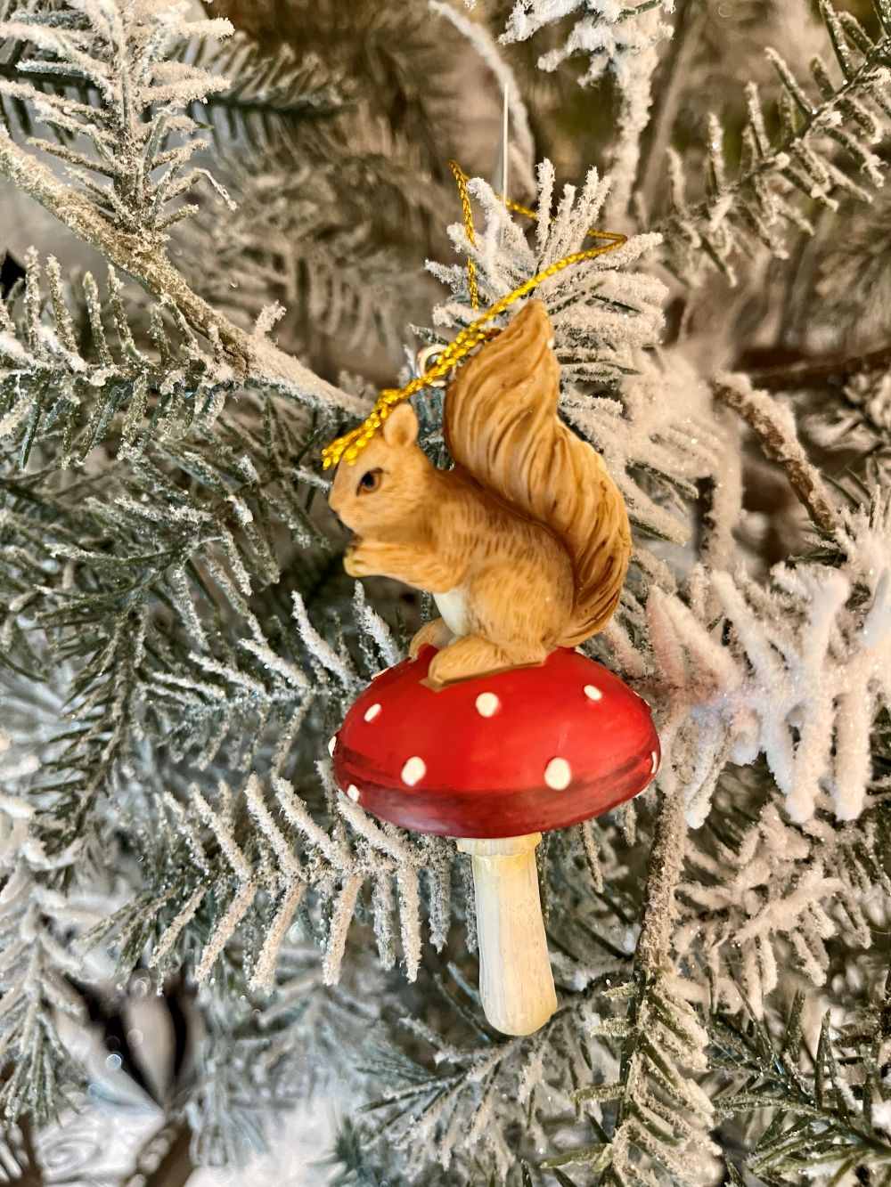 Décoration de Noël avec écureuil et champignon, figurine décorative aux tons naturels rouge et marron, style féérique et poétique pour décoration hivernale