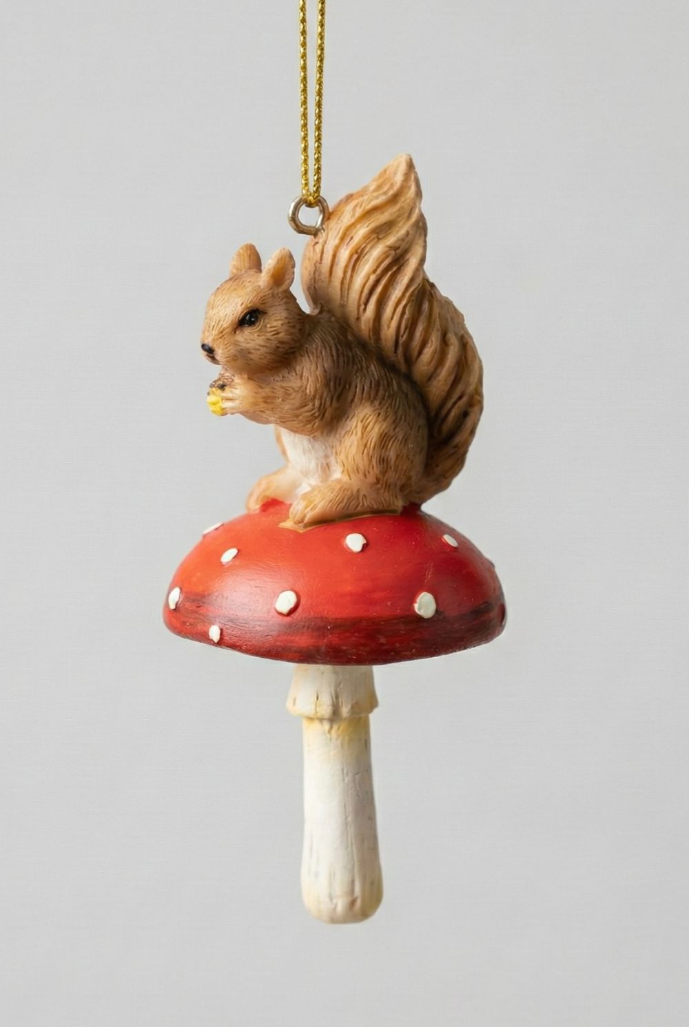 Décoration de Noël avec écureuil et champignon, figurine décorative aux tons naturels rouge et marron, style féérique et poétique pour décoration hivernale