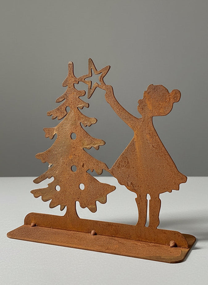 Décoration de Noël en métal rouillé représentant une petite fille plaçant une étoile sur un sapin, tons brun cuivre, style shabby chic et ambiance féérique