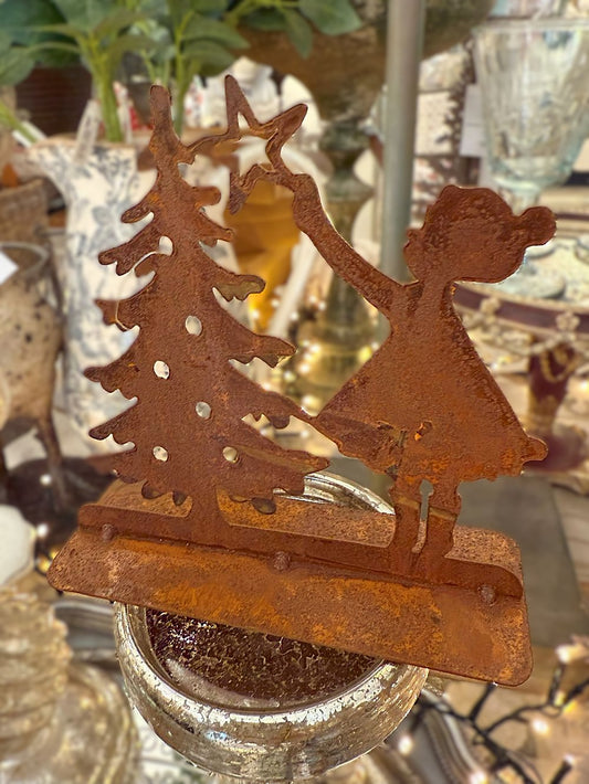 Décoration de Noël en métal rouillé représentant une petite fille plaçant une étoile sur un sapin, tons brun cuivre, style shabby chic et ambiance féérique