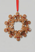 Décoration de sapin à suspendre en forme de couronne de petits bonshommes pain d’épices avec ruban rouge, style shabby chic et féérique, tons brun, blanc et rouge