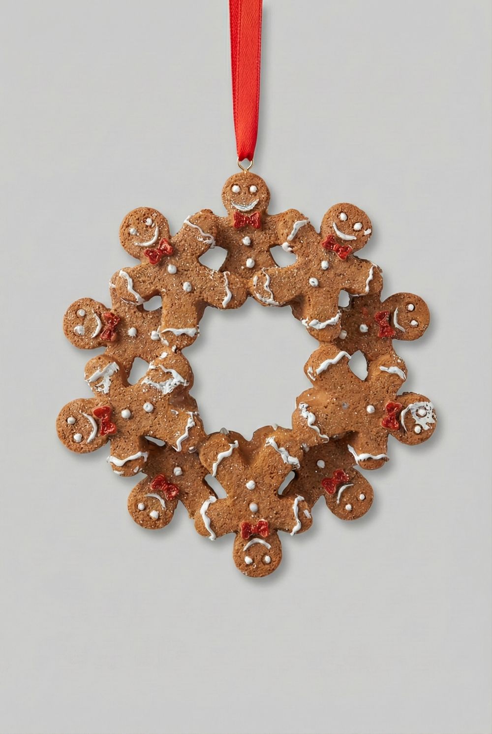 Décoration de sapin à suspendre en forme de couronne de petits bonshommes pain d’épices avec ruban rouge, style shabby chic et féérique, tons brun, blanc et rouge