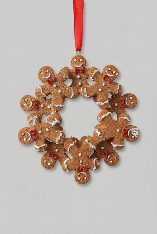 Décoration de sapin à suspendre en forme de couronne de petits bonshommes pain d’épices avec ruban rouge, style shabby chic et féérique, tons brun, blanc et rouge