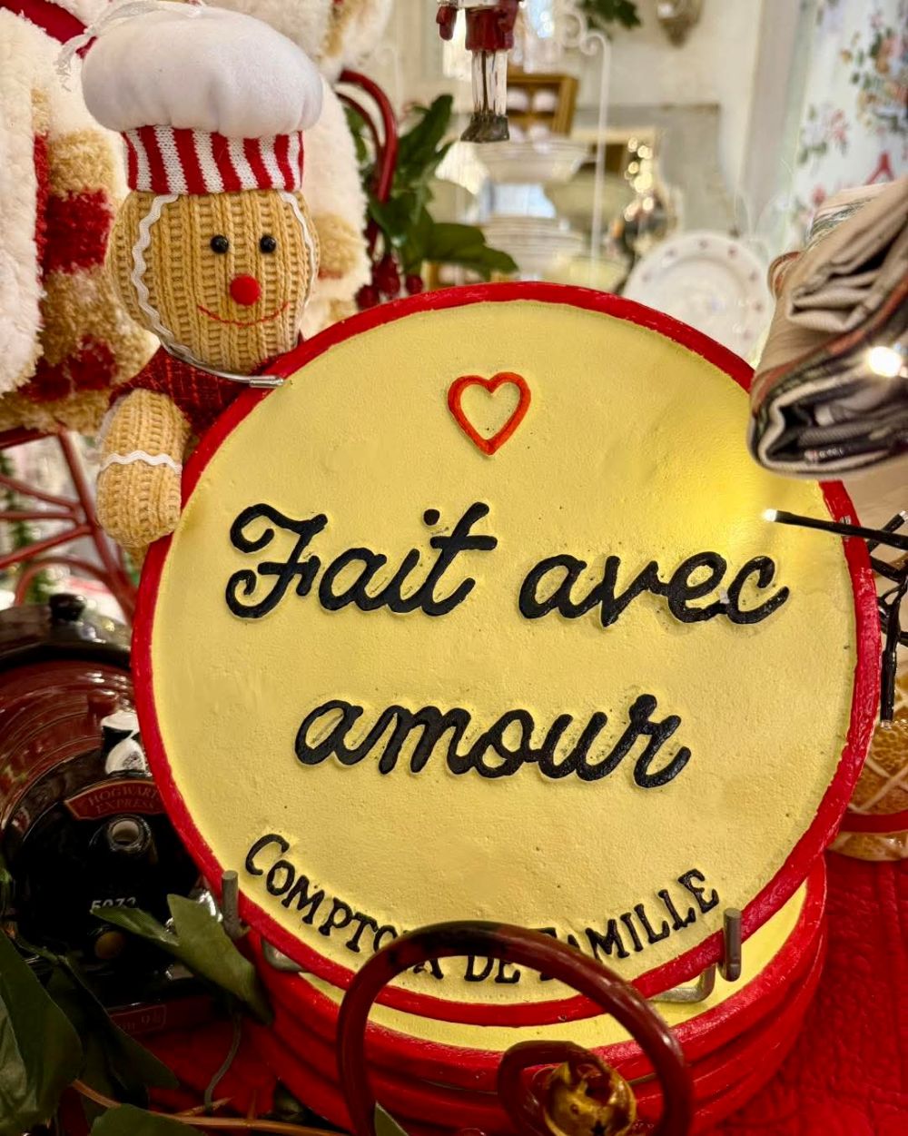 Dessous de plat en fonte ivoire et rouge « Fait avec Amour », style vintage chaleureux, diamètre 24,5 cm, Comptoir de Famille.