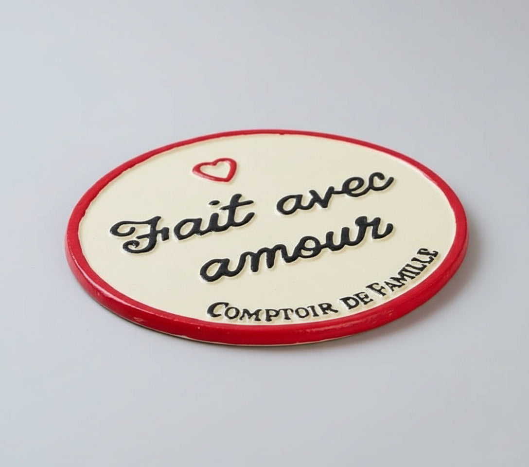 Dessous de plat en fonte ivoire et rouge « Fait avec Amour », style vintage chaleureux, diamètre 24,5 cm, Comptoir de Famille.