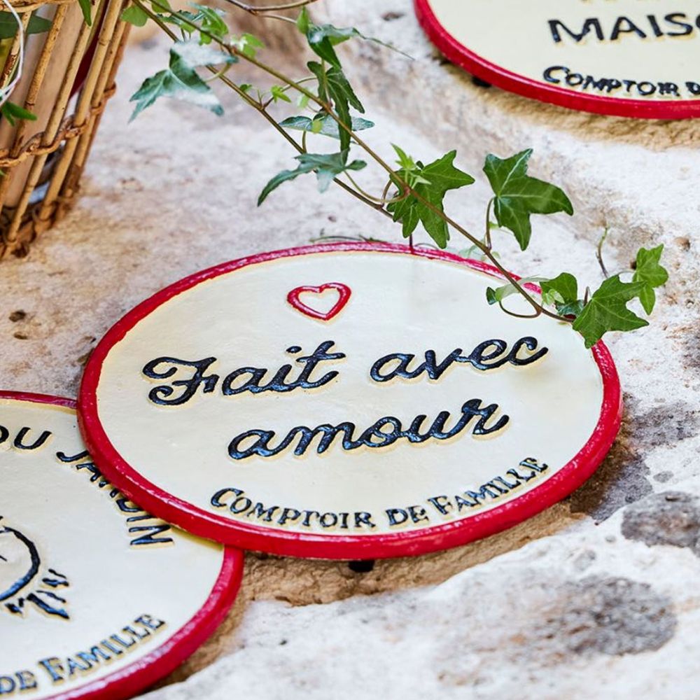 Dessous de plat en fonte ivoire et rouge « Fait avec Amour », style vintage chaleureux, diamètre 24,5 cm, Comptoir de Famille.