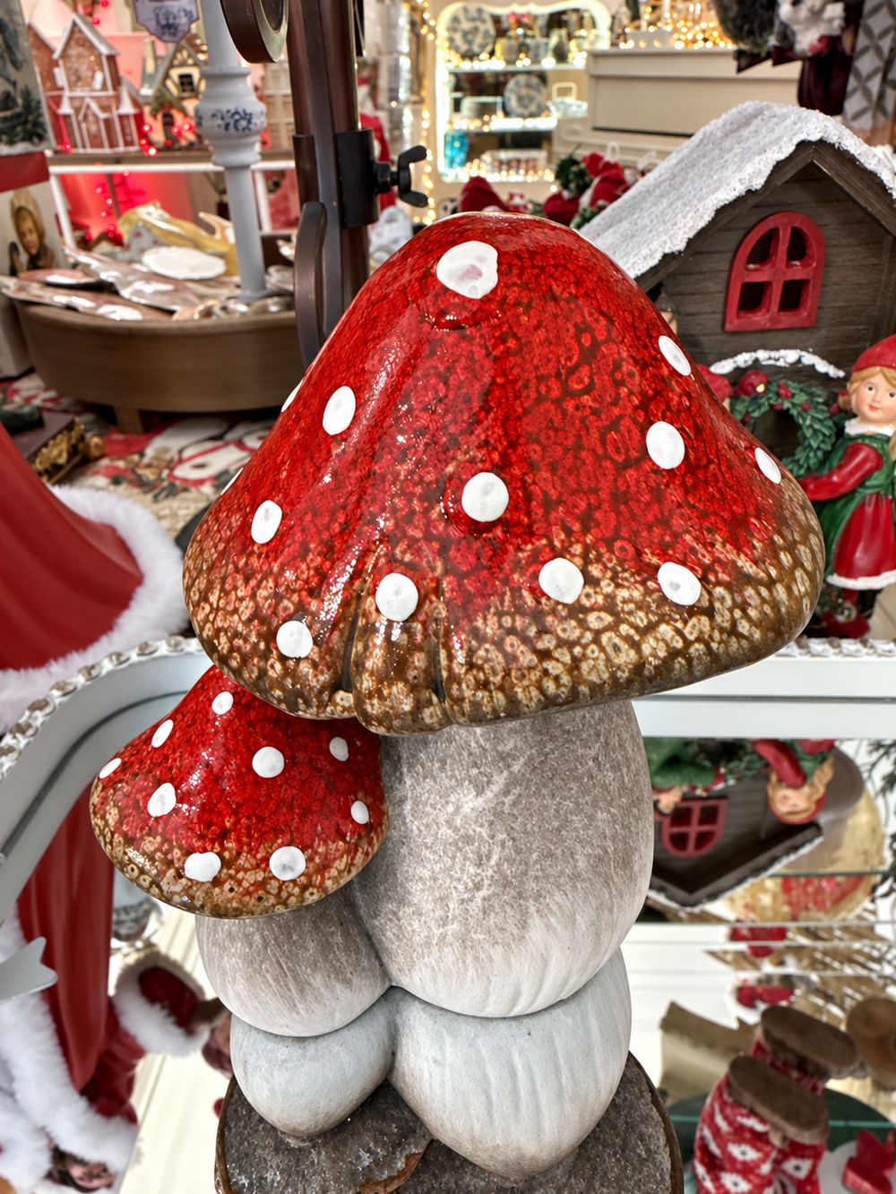 Duo de champignons décoratifs rouges à pois blancs avec pieds gris taupe, décoration poétique et féérique pour console ou étagère