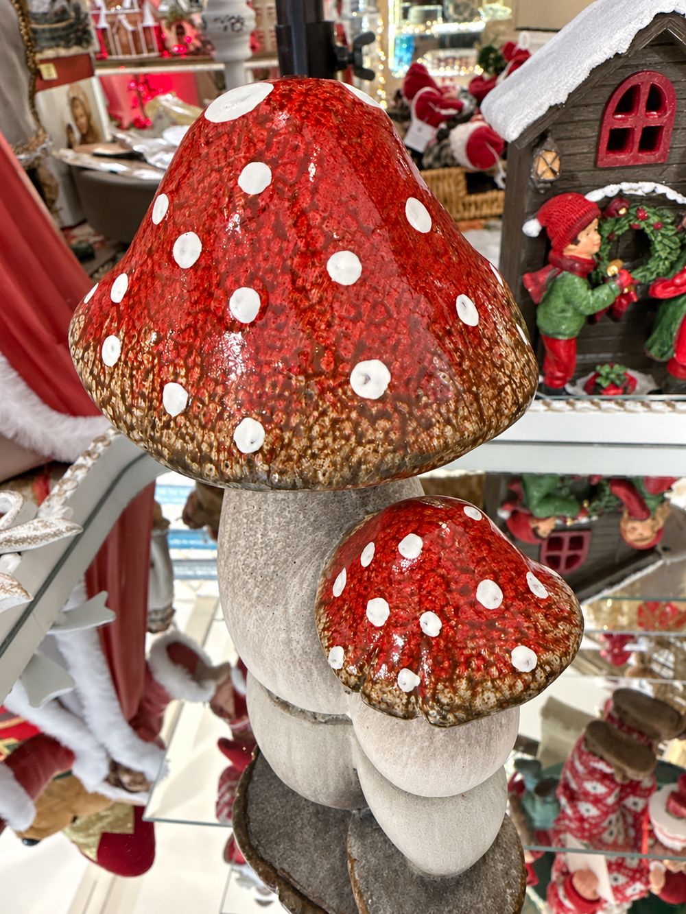Duo de champignons décoratifs rouges à pois blancs avec pieds gris taupe, décoration poétique et féérique pour console ou étagère