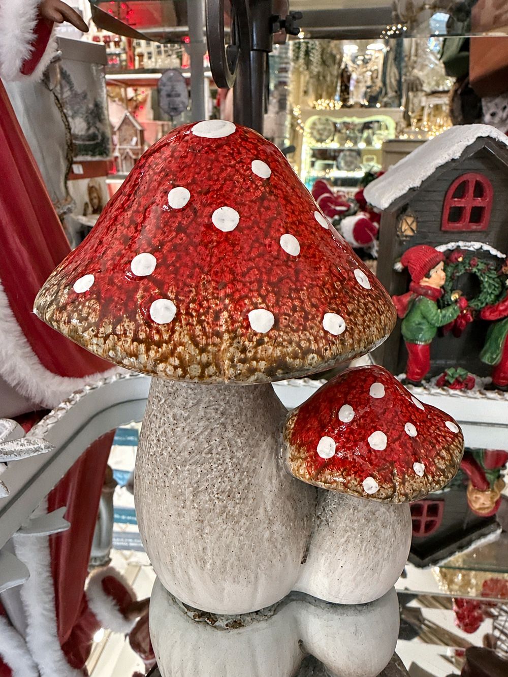 Duo de champignons décoratifs rouges à pois blancs avec pieds gris taupe, décoration poétique et féérique pour console ou étagère