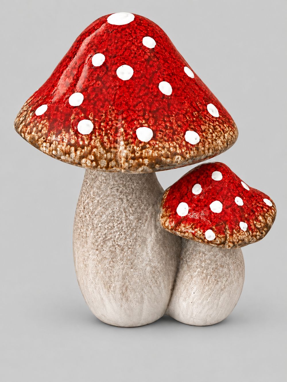 Duo de champignons décoratifs rouges à pois blancs avec pieds gris taupe, décoration poétique et féérique pour console ou étagère