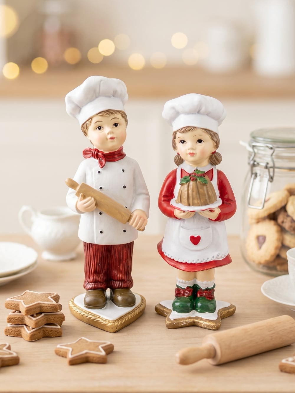 Duo de figurines cuisinier et cuisinière de Noël en situation, décoration rétro et gourmande pour la cuisine