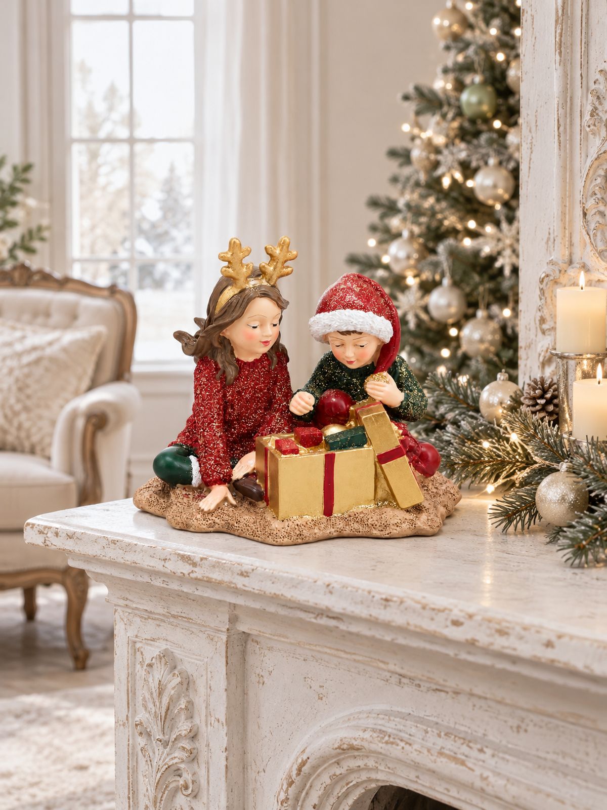 Figurine Les Enfants au Trésor de Noël sur une cheminée blanche patinée, dans un salon lumineux avec un fauteuil ancien et un sapin décoré.