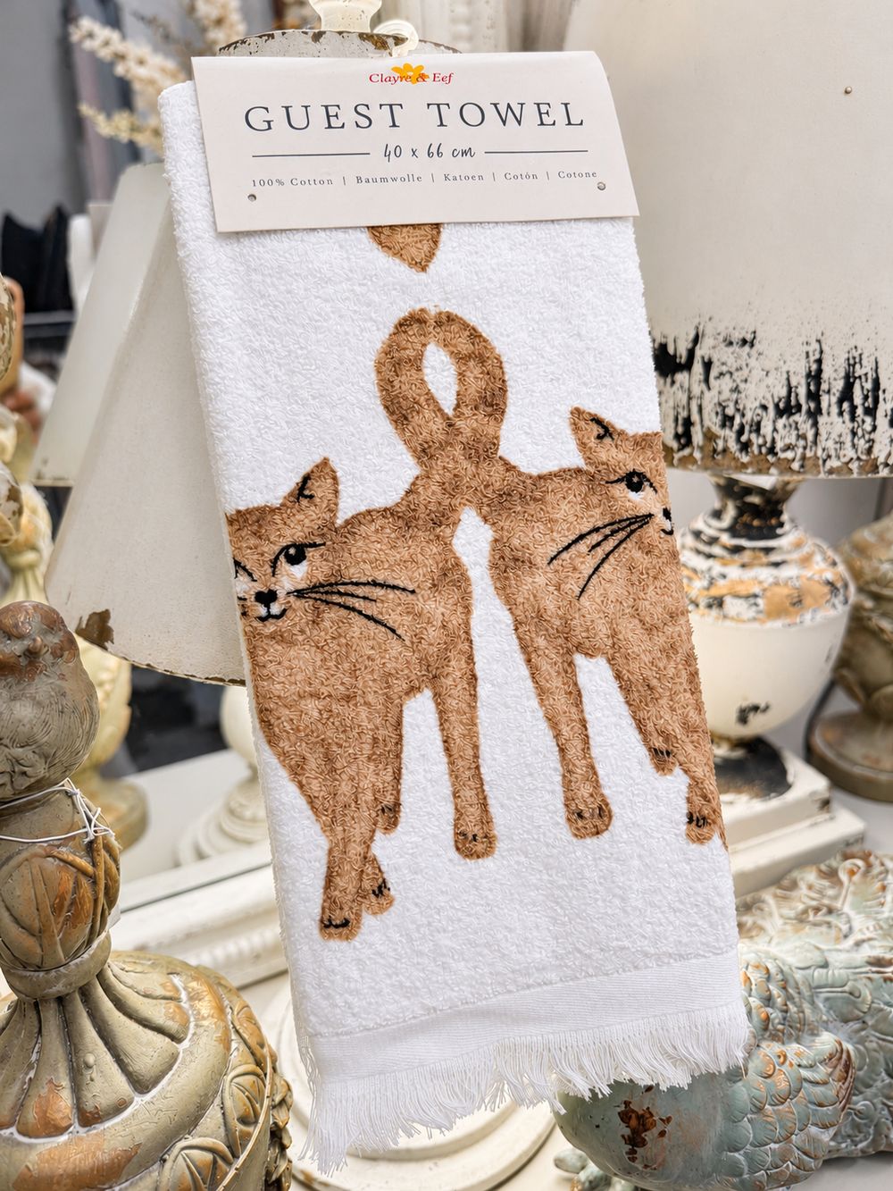 Essuie-main Les Petits Chats d’Amour en coton blanc, présenté en boutique — vue 1.
