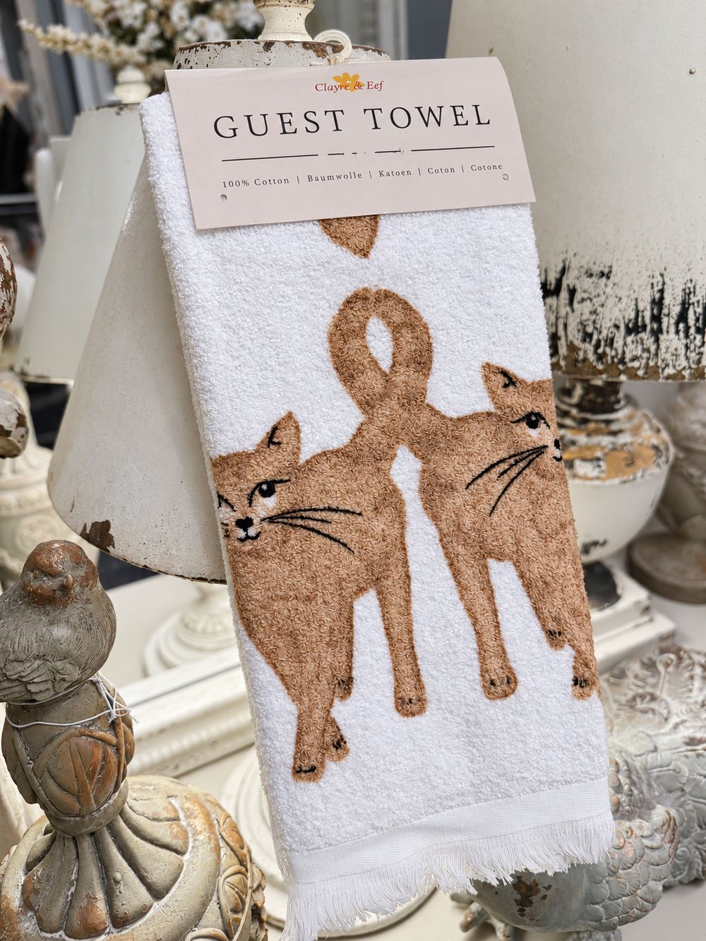 Essuie-main Les Petits Chats d’Amour en coton blanc, présenté en boutique — vue 2.