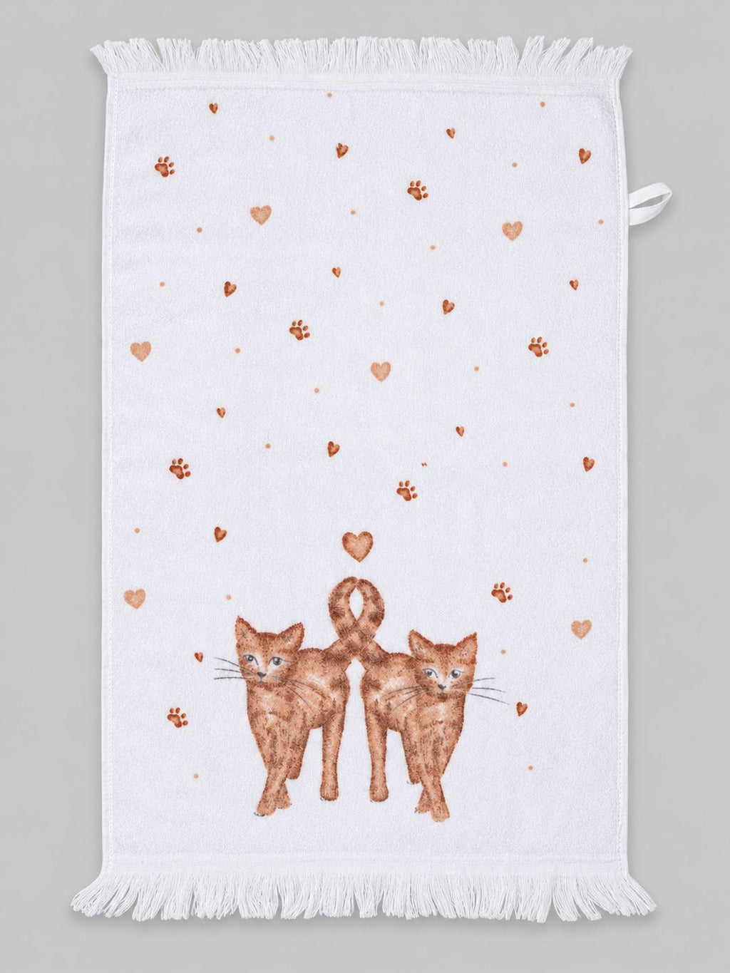 Essuie-main Les Petits Chats d’Amour déplié, décoré de chats, de cœurs et d’empreintes, sur fond gris clair.