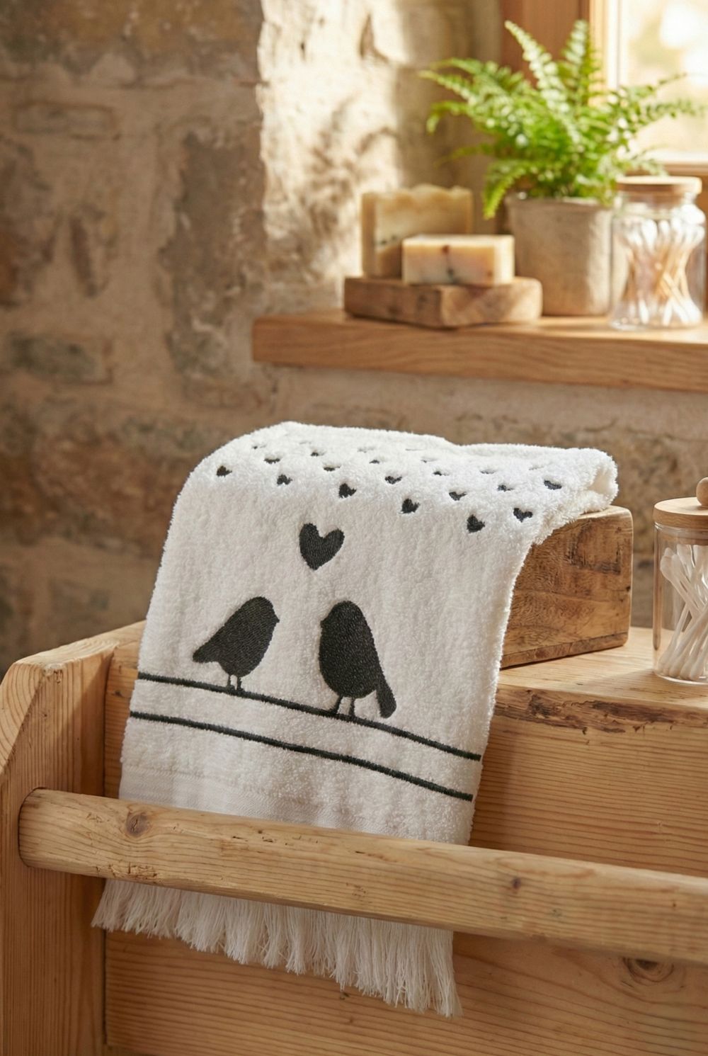 Essuie-mains décoratif avec motif amour et oiseaux, textile aux tons doux, style romantique shabby chic, linge de maison pour décoration de charme