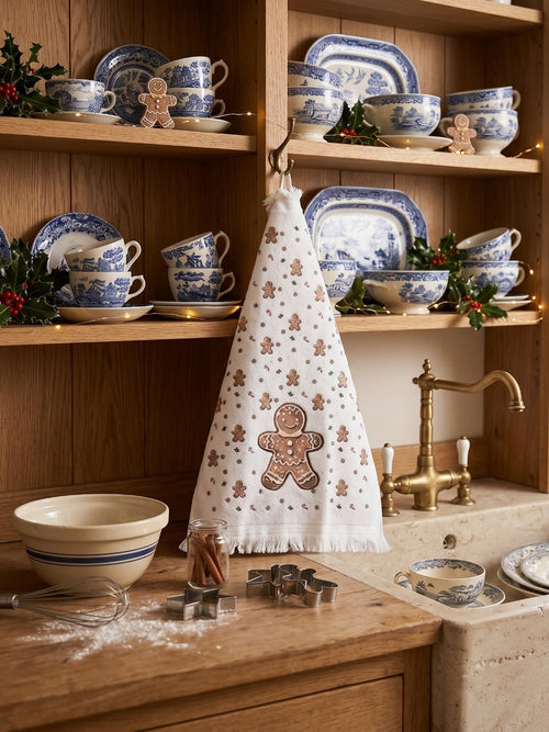Essuie-mains en coton blanc décoré d'un grand bonhomme pain d'épices avec petits motifs hivernaux et détails festifs, pour cuisine chaleureuse et décoration de Noël
