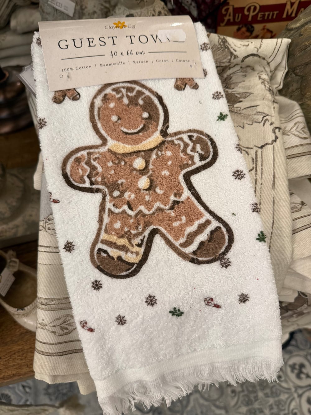 Essuie-mains en coton blanc décoré d'un grand bonhomme pain d'épices avec petits motifs hivernaux et détails festifs, pour cuisine chaleureuse et décoration de Noël