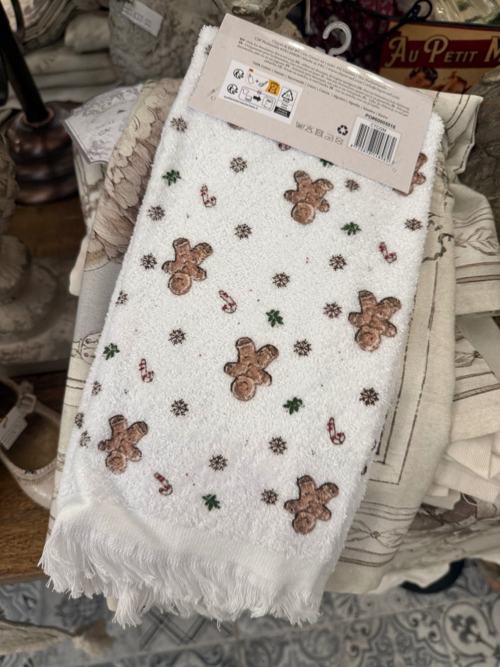 Essuie-mains en coton blanc décoré d'un grand bonhomme pain d'épices avec petits motifs hivernaux et détails festifs, pour cuisine chaleureuse et décoration de Noël