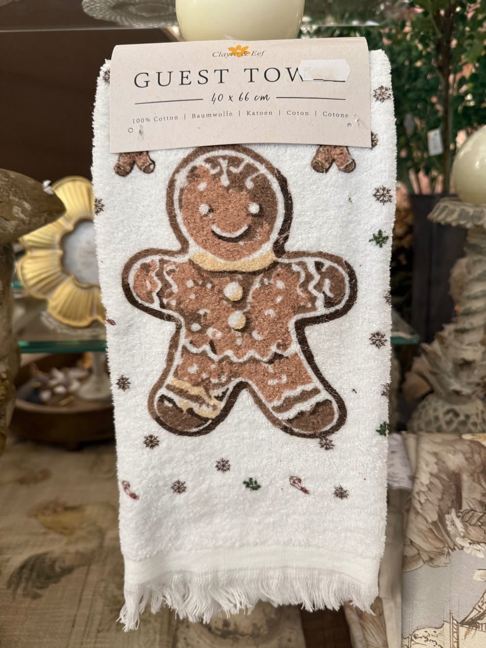 Essuie-mains en coton blanc décoré d'un grand bonhomme pain d'épices avec petits motifs hivernaux et détails festifs, pour cuisine chaleureuse et décoration de Noël
