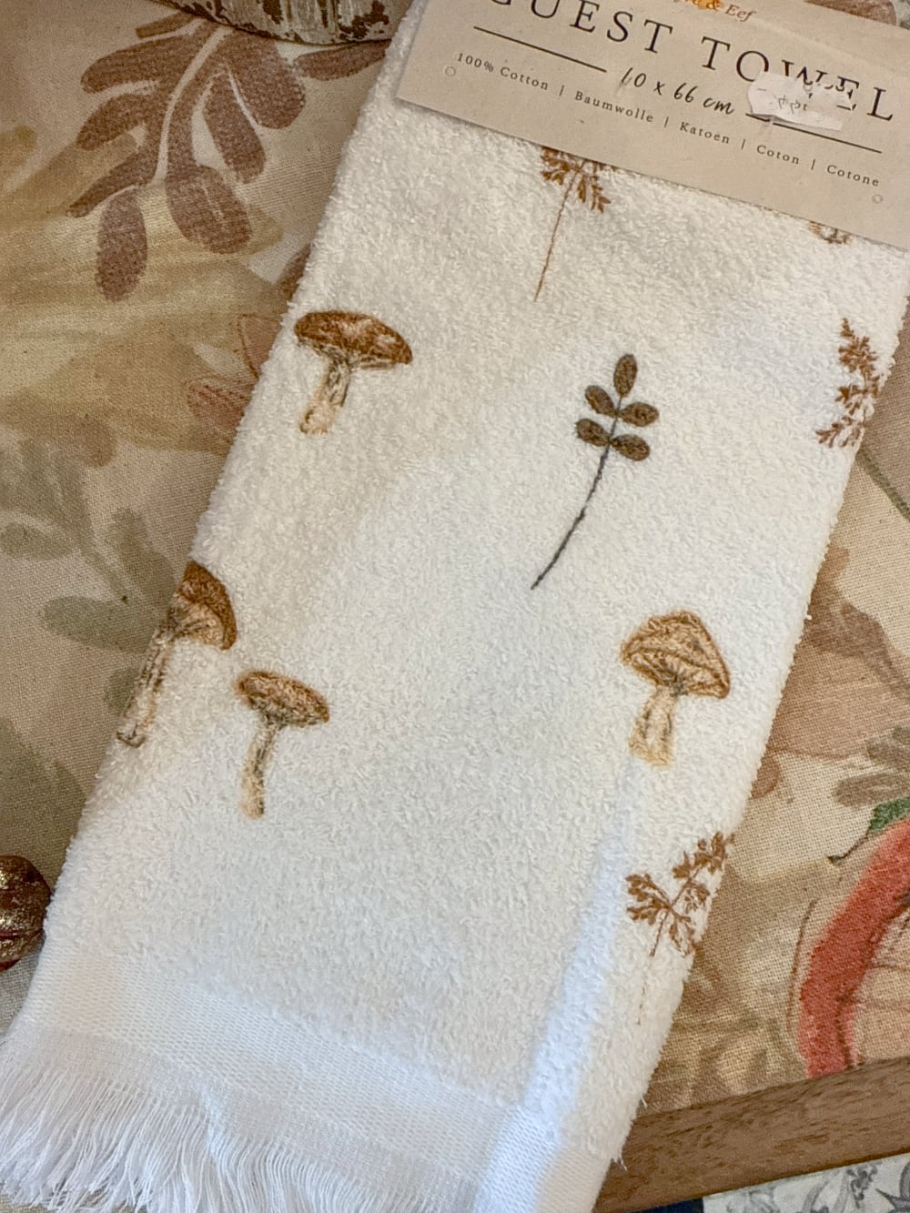 Essuie-mains blanc écru à motifs de champignons bruns et feuillages, style campagne cottage pour décoration de cuisine