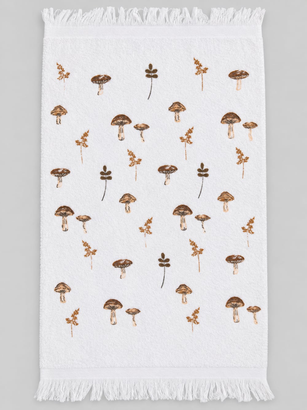 Essuie-mains blanc écru à motifs de champignons bruns et feuillages, style campagne cottage pour décoration de cuisine