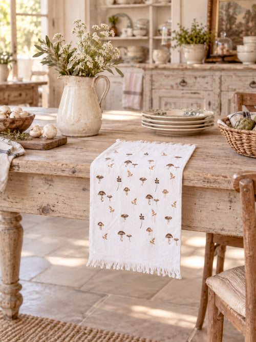 Essuie-mains blanc écru à motifs de champignons bruns et feuillages, style campagne cottage pour décoration de cuisine