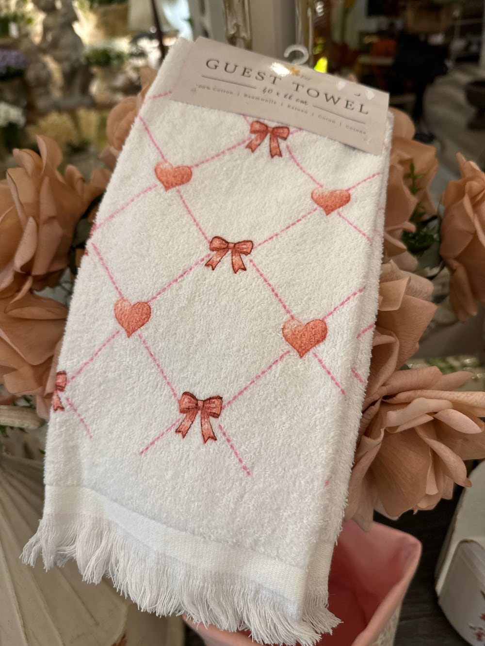 Essuie-mains blanc en coton avec motifs de cœurs roses et petits rubans, finition frangée, décoration romantique et shabby chic pour cuisine ou salle de bains