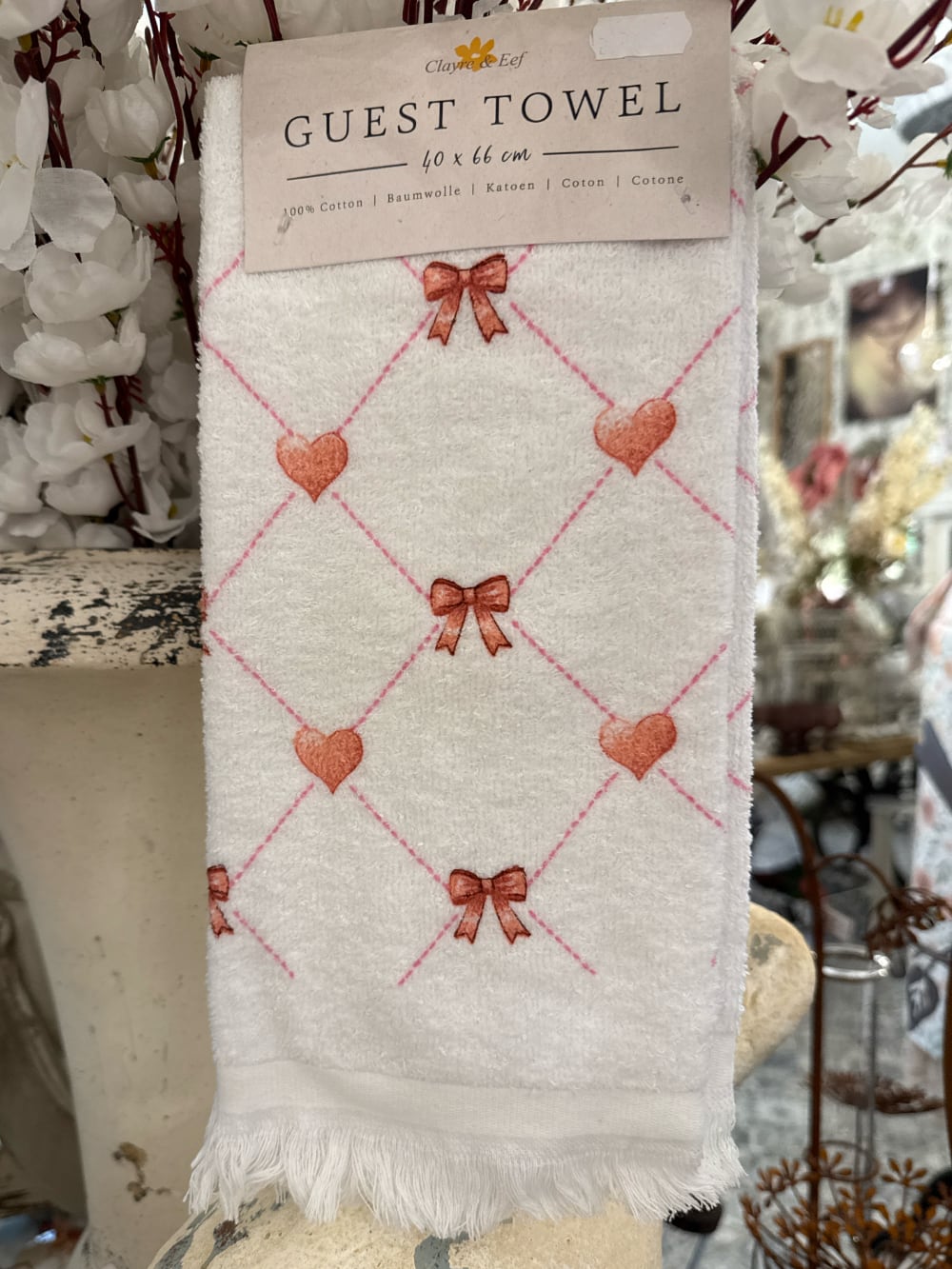 Essuie-mains blanc en coton avec motifs de cœurs roses et petits rubans, finition frangée, décoration romantique et shabby chic pour cuisine ou salle de bains