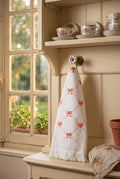 Essuie-mains blanc en coton avec motifs de cœurs roses et petits rubans, finition frangée, décoration romantique et shabby chic pour cuisine ou salle de bains