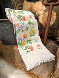 Essuie-mains en coton blanc avec motifs floraux imprimés multicolores, franges décoratives, style shabby chic et romantique