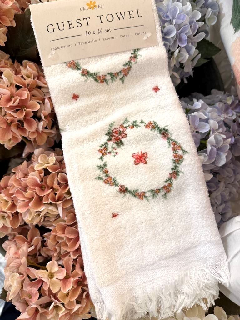 Essuie-mains couronne florale en coton, motifs délicats et style romantique, accessoire textile shabby chic idéal pour décorer la salle de bain ou la cuisine