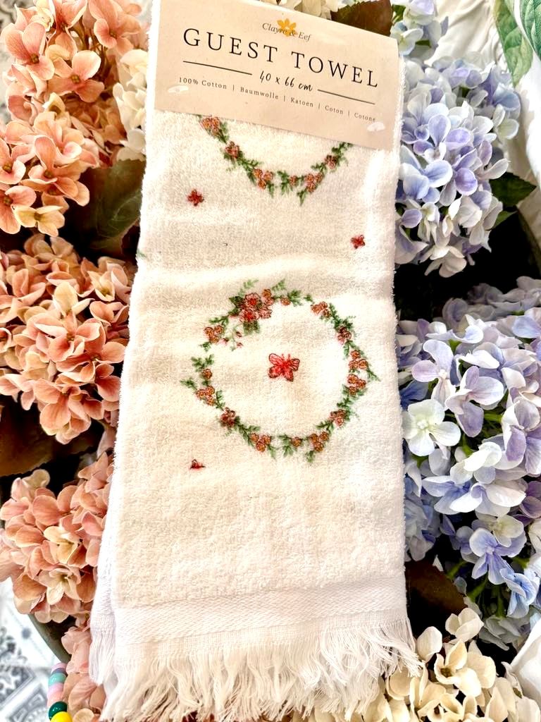 Essuie-mains couronne florale en coton, motifs délicats et style romantique, accessoire textile shabby chic idéal pour décorer la salle de bain ou la cuisine