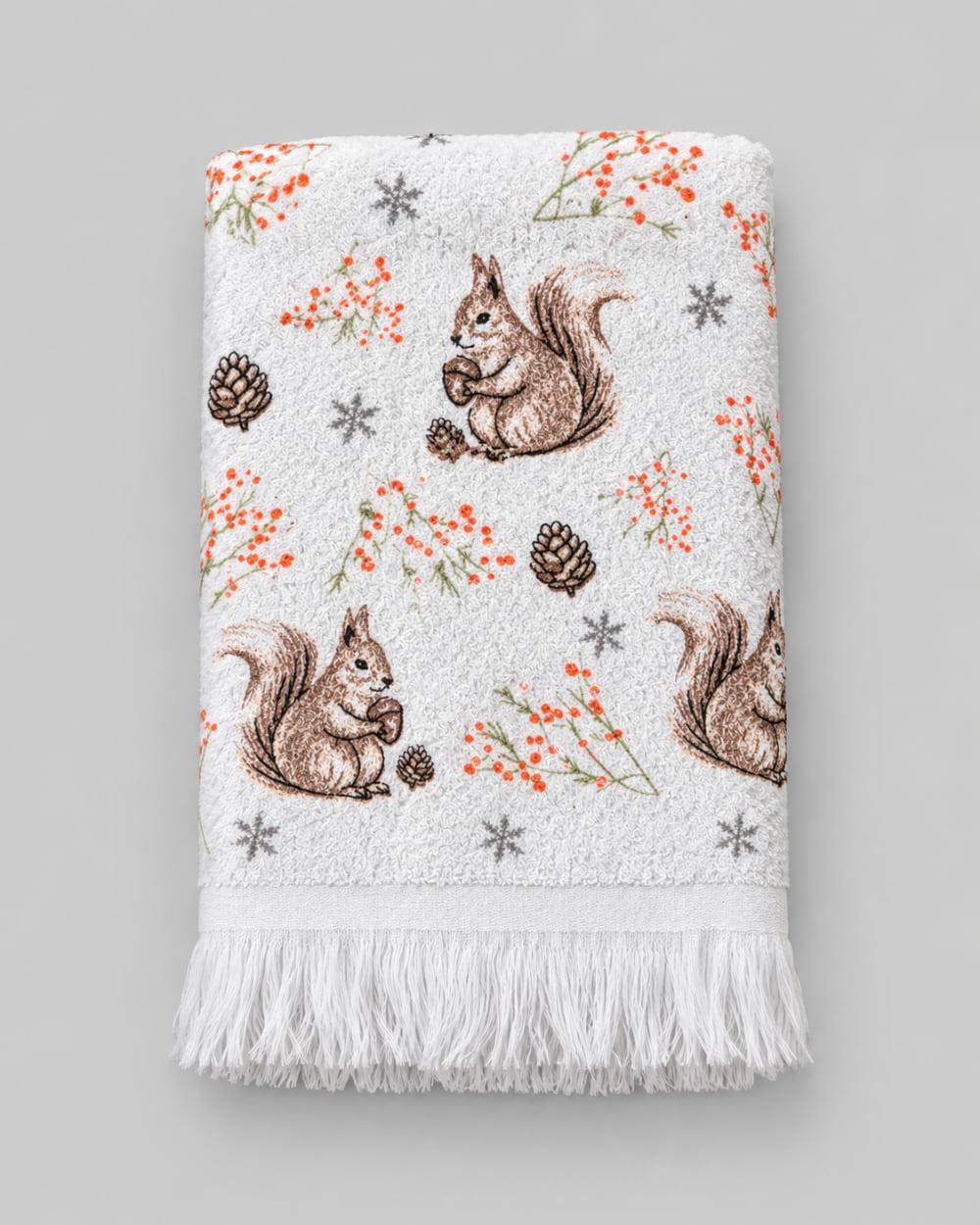 Essuie-mains en coton blanc cassé décoré d’écureuils bruns, pommes de pin et petites baies rouges, style campagne cottage pour cuisine ou salle de bain