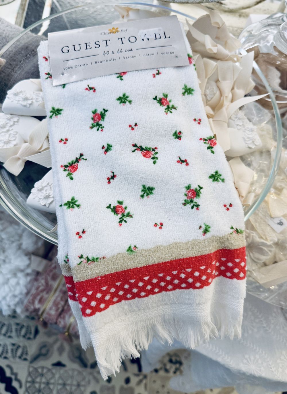 Essuie-mains Liberty en coton blanc avec motifs fleuris rouges et verts, style romantique et shabby chic Clayre & Eef, décoration de charme