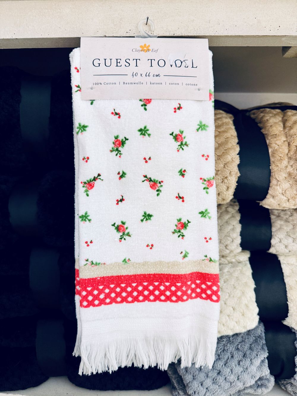 Essuie-mains Liberty en coton blanc avec motifs fleuris rouges et verts, style romantique et shabby chic Clayre & Eef, décoration de charme