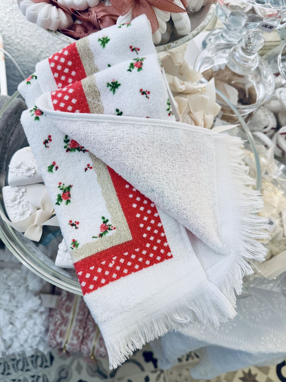 Essuie-mains Liberty en coton blanc avec motifs fleuris rouges et verts, style romantique et shabby chic Clayre & Eef, décoration de charme