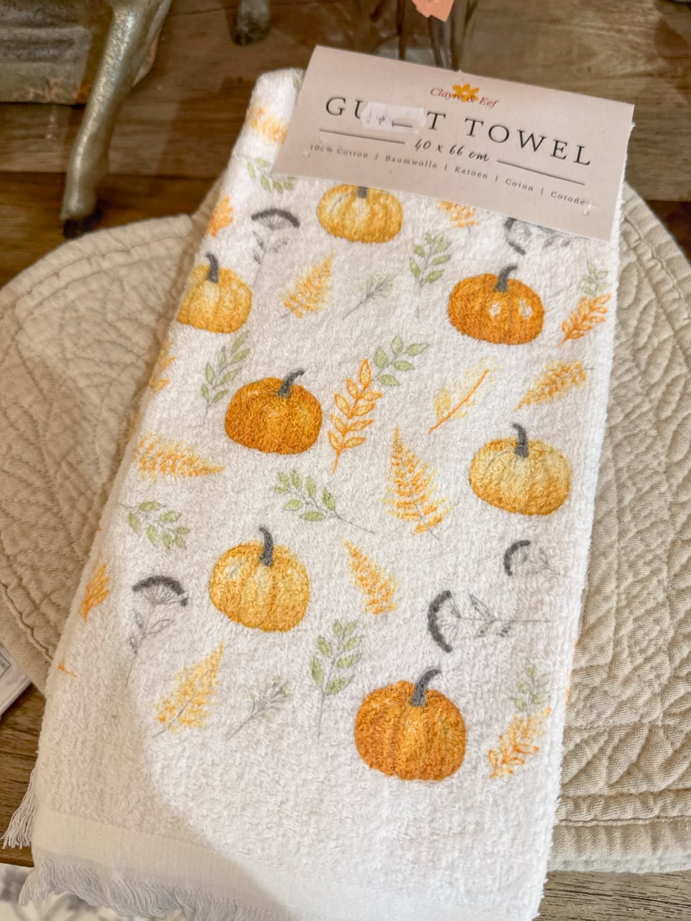 Essuie-mains blanc à motifs de potirons orange et feuillages verts, style campagne automnale pour décoration de cuisine