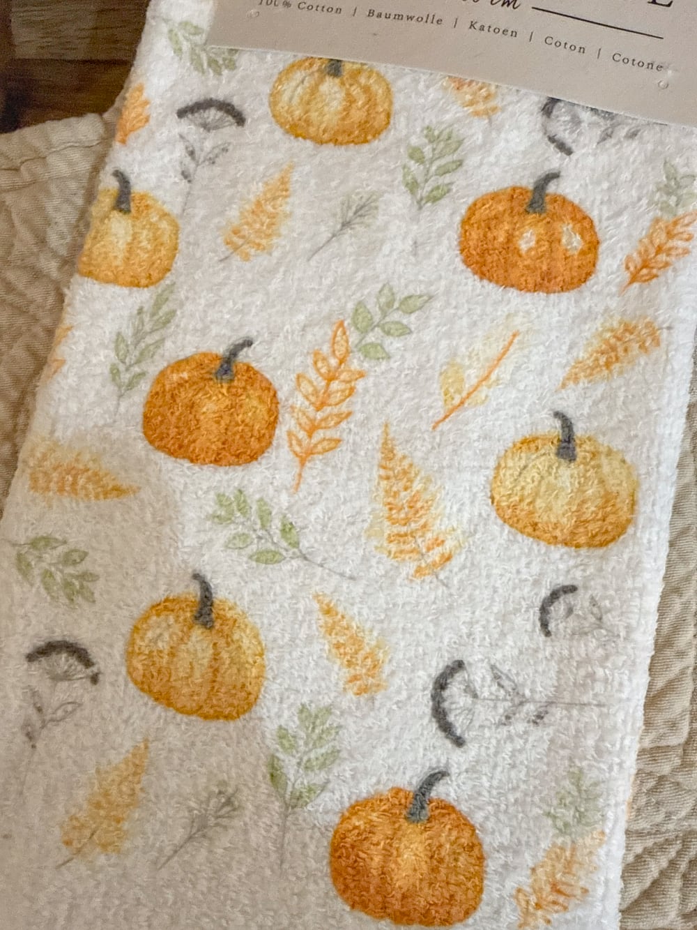 Essuie-mains blanc à motifs de potirons orange et feuillages verts, style campagne automnale pour décoration de cuisine